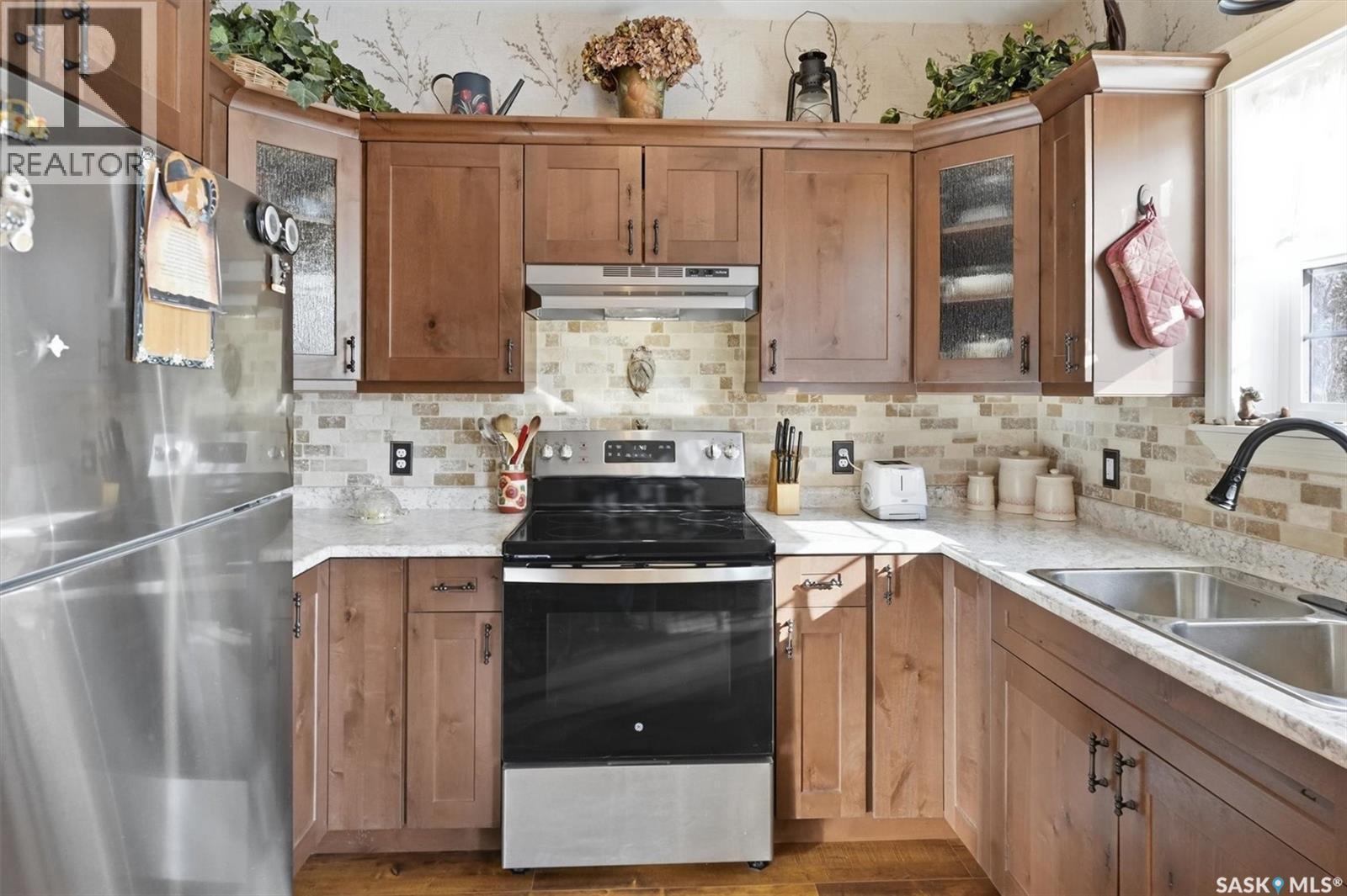 514 Railway Street E, Hepburn, SK - Indoor Photo Showing Kitchen With Double Sink