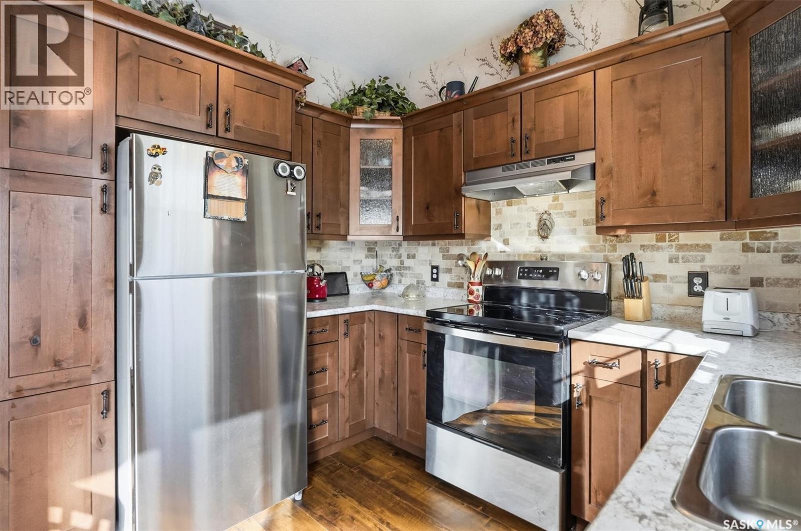 514 Railway Street E, Hepburn, SK - Indoor Photo Showing Kitchen With Double Sink