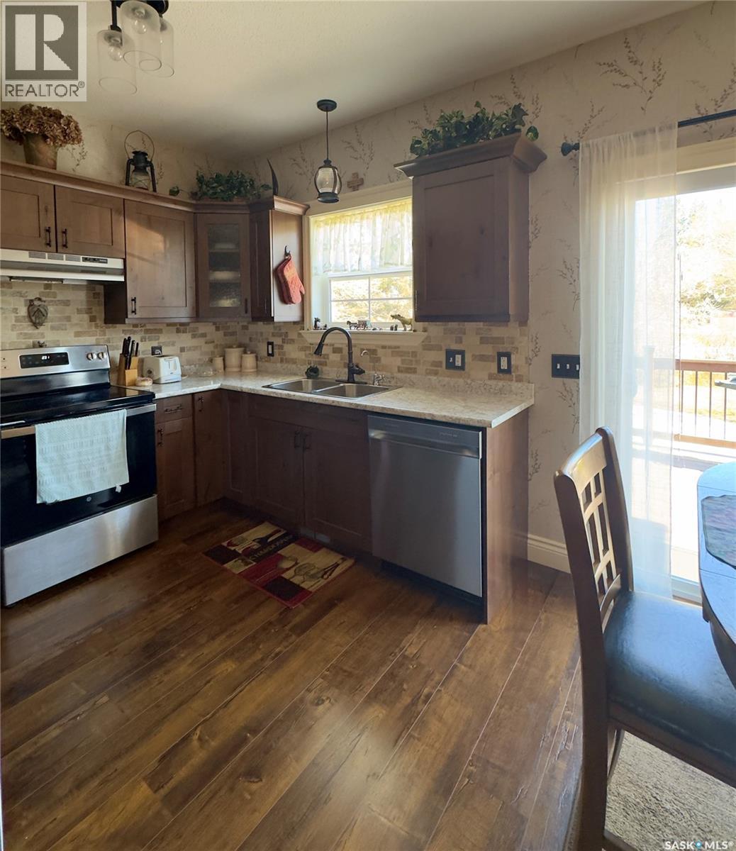 514 Railway Street E, Hepburn, SK - Indoor Photo Showing Kitchen With Double Sink