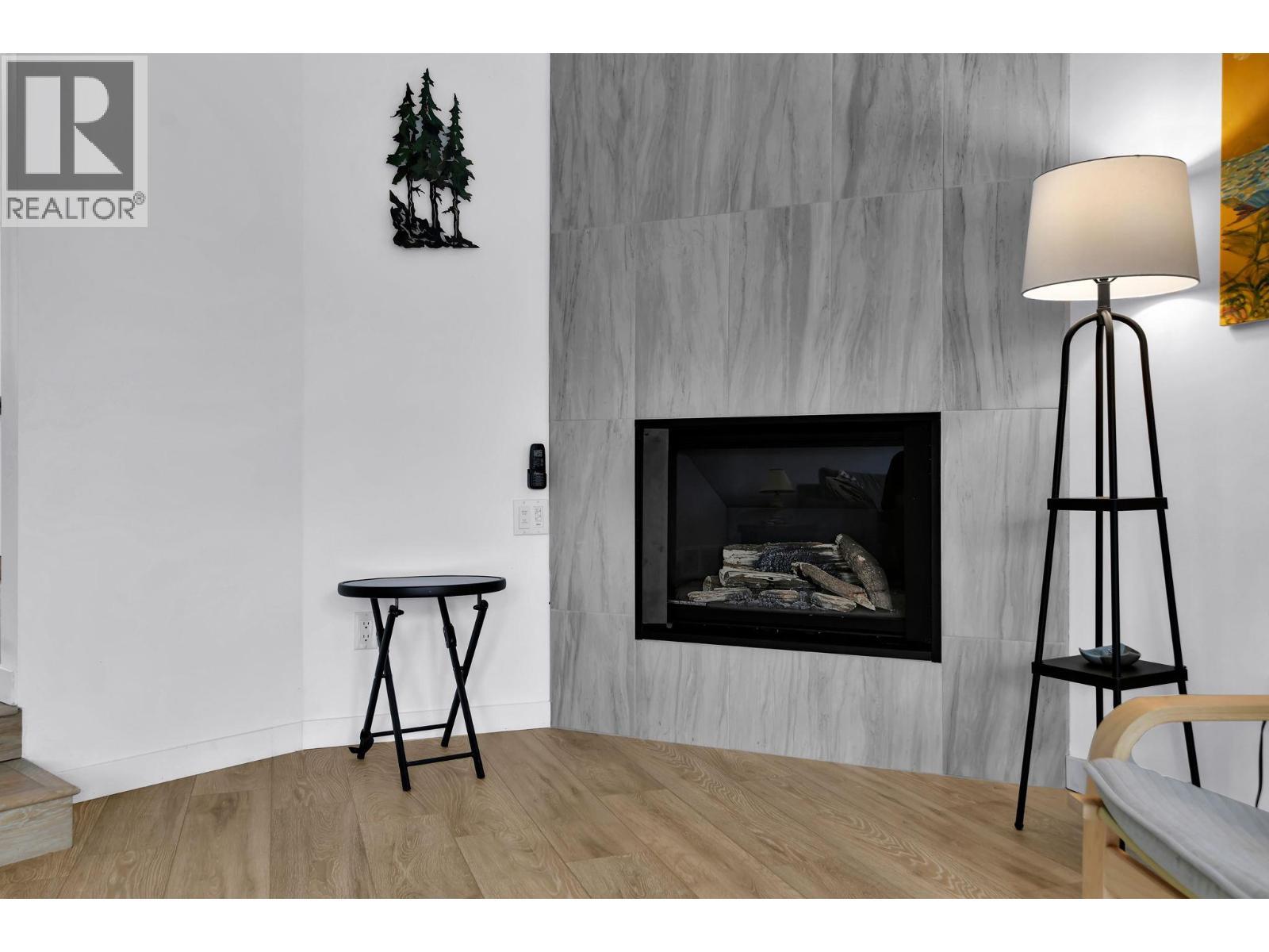 115 Par Boulevard, Kaleden, BC - Indoor With Fireplace