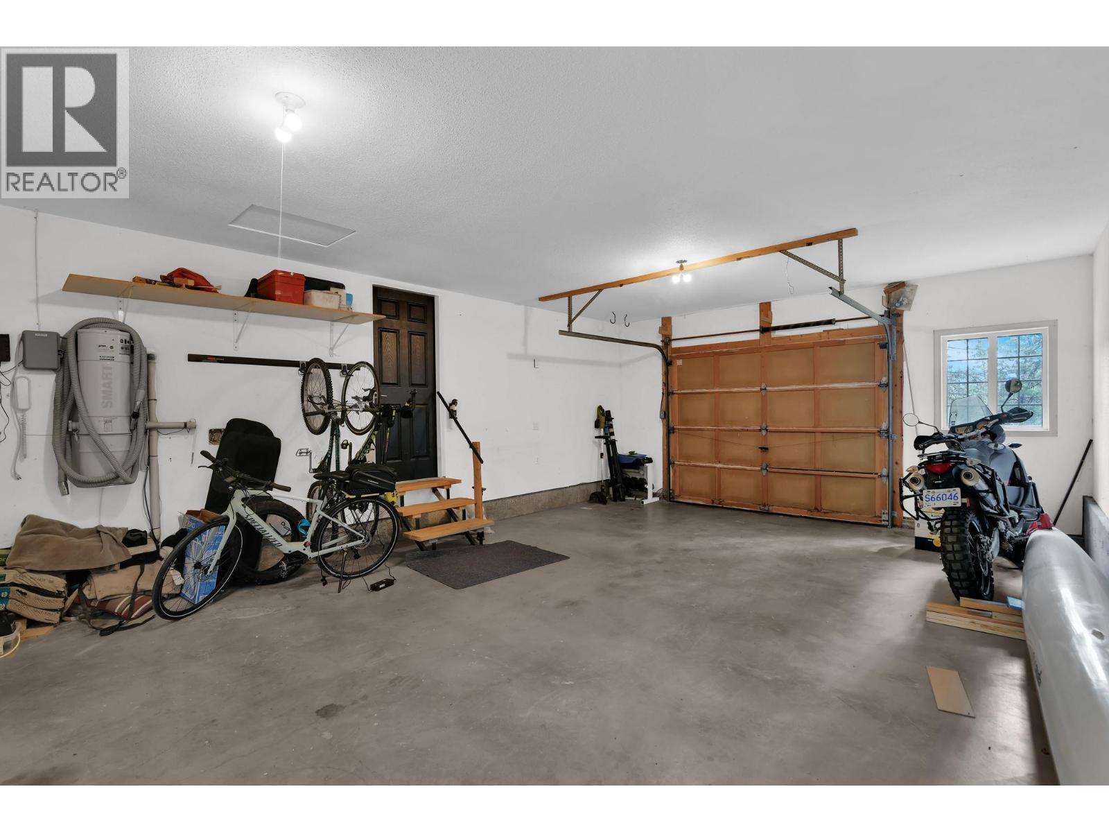 115 Par Boulevard, Kaleden, BC - Indoor Photo Showing Garage