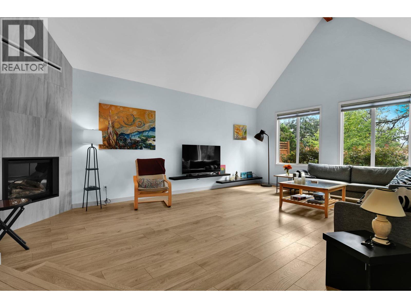 115 Par Boulevard, Kaleden, BC - Indoor Photo Showing Living Room With Fireplace