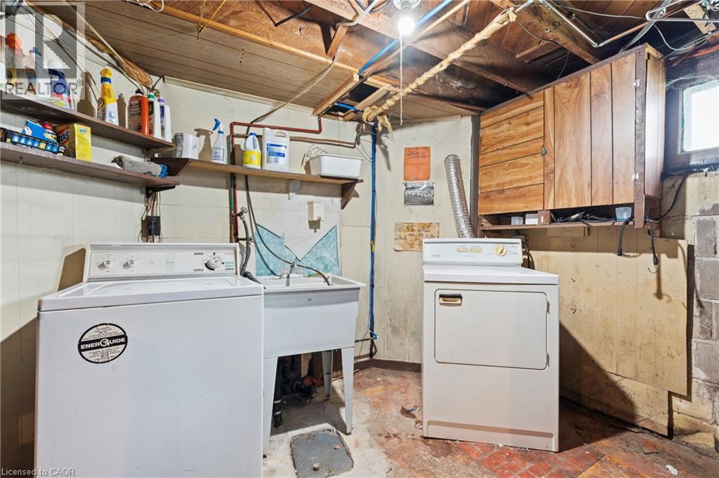 Dedicated laundry area with a utility sink, a top-loading washing machine, and a front-loading dryer - 25 East 39Th Street, Hamilton, ON - Indoor Photo Showing Laundry Room