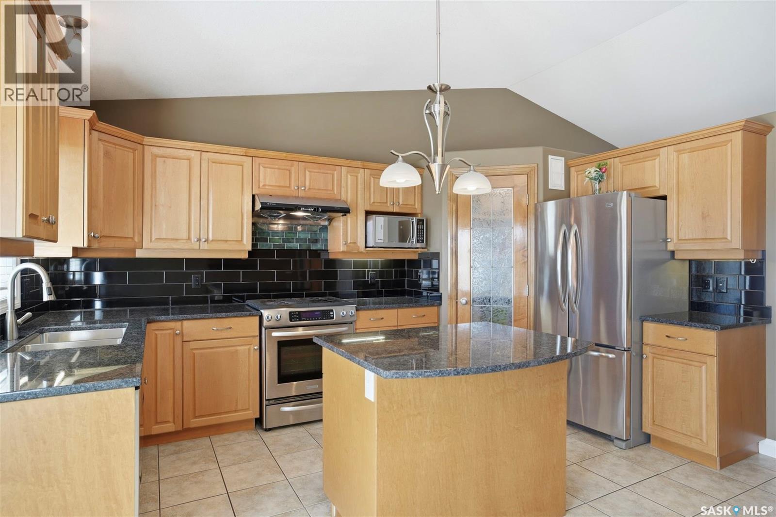 511 Greaves Lane, Saskatoon, SK - Indoor Photo Showing Kitchen With Stainless Steel Kitchen With Double Sink
