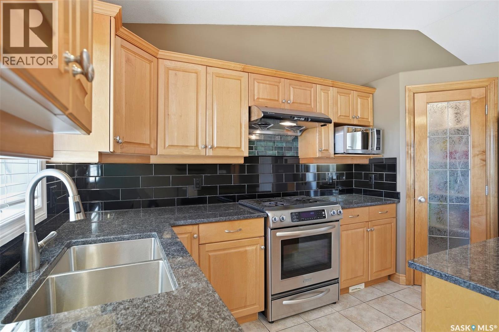 511 Greaves Lane, Saskatoon, SK - Indoor Photo Showing Kitchen With Stainless Steel Kitchen With Double Sink