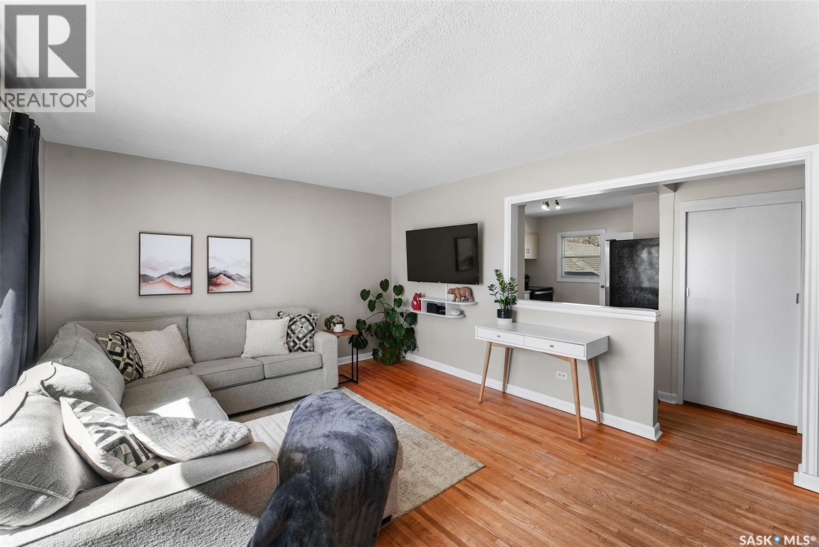 716 18Th Avenue E, Regina, SK - Indoor Photo Showing Living Room