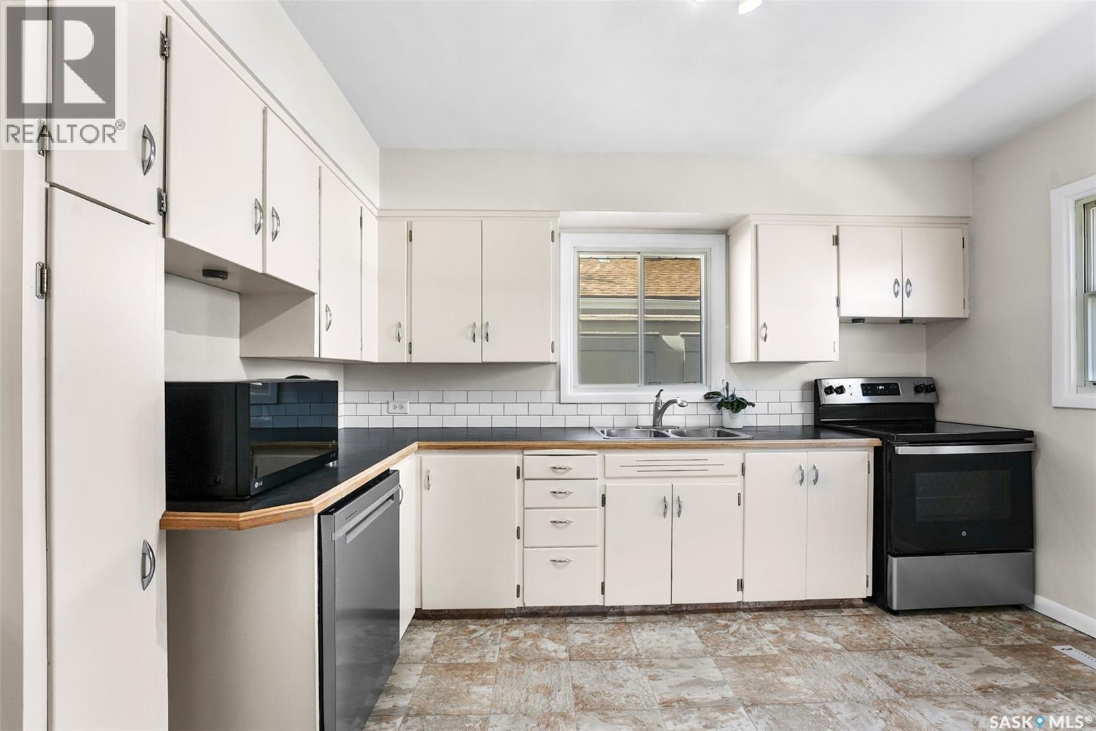 716 18Th Avenue E, Regina, SK - Indoor Photo Showing Kitchen With Double Sink