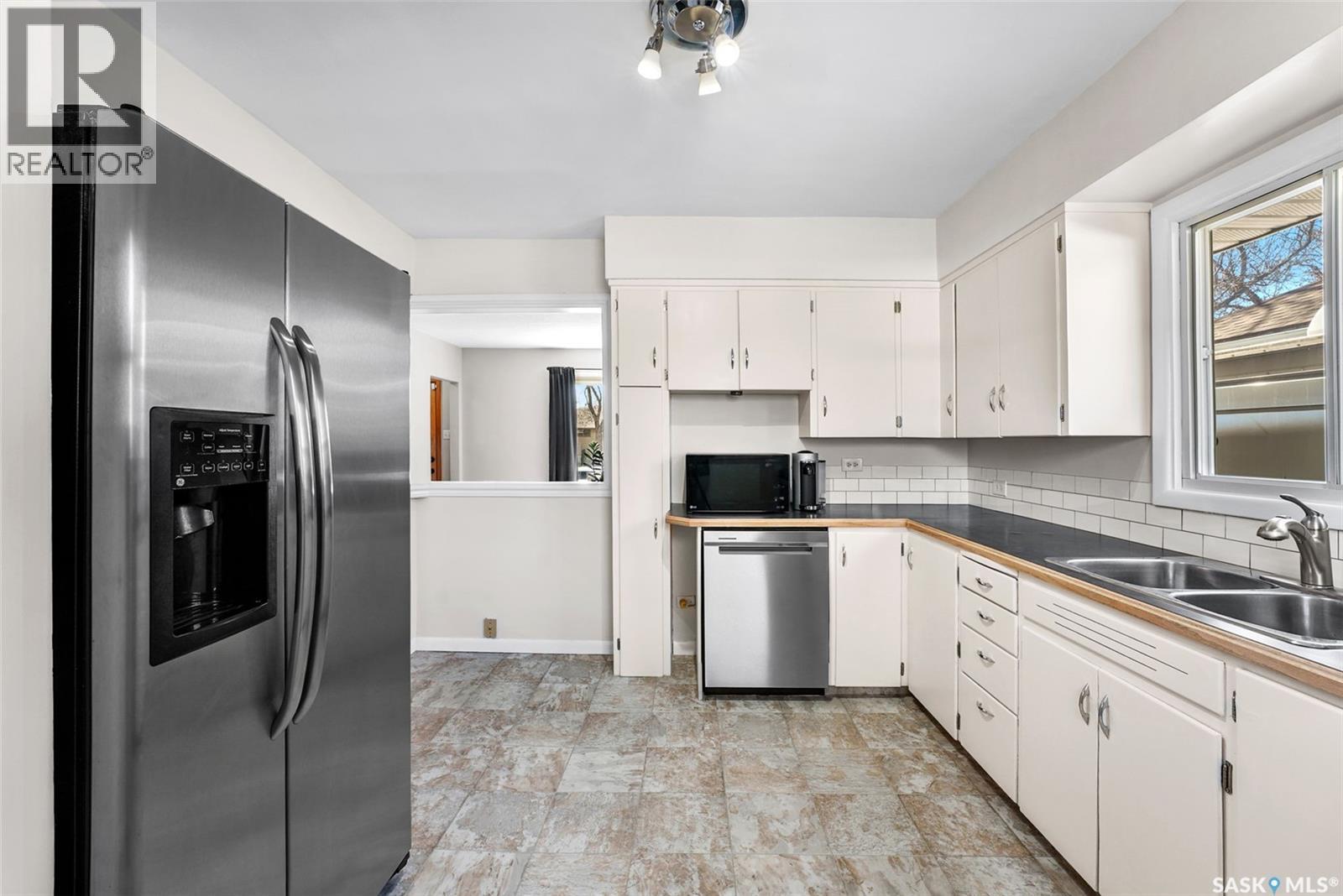716 18Th Avenue E, Regina, SK - Indoor Photo Showing Kitchen With Double Sink