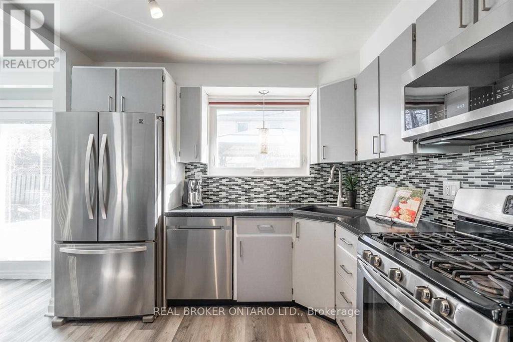 2 Core Crescent, Brampton, ON - Indoor Photo Showing Kitchen With Upgraded Kitchen