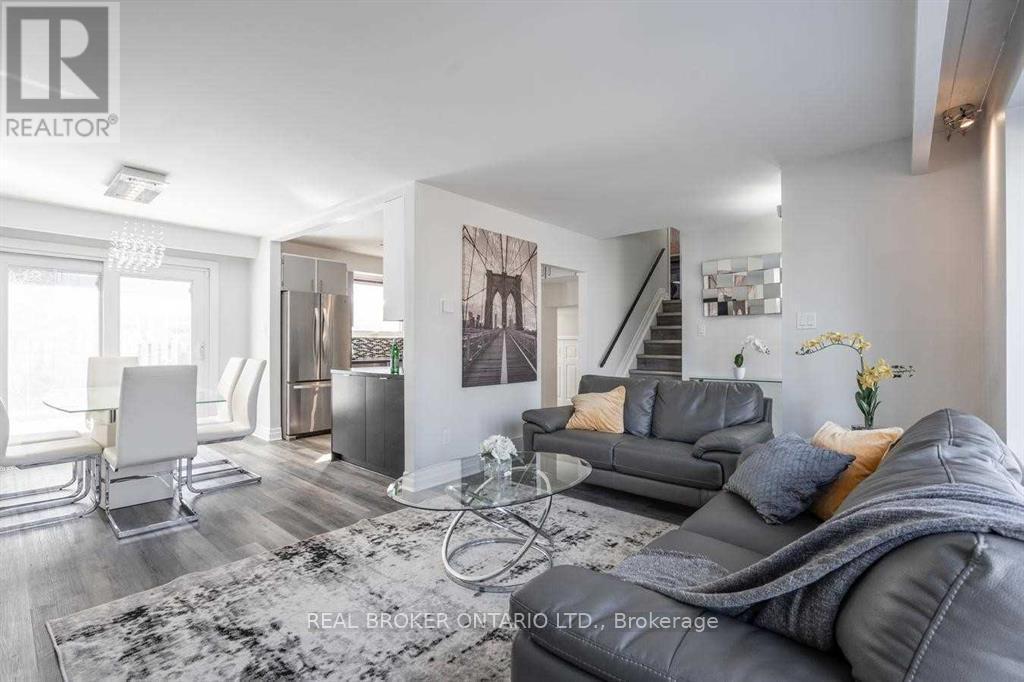 2 Core Crescent, Brampton, ON - Indoor Photo Showing Living Room