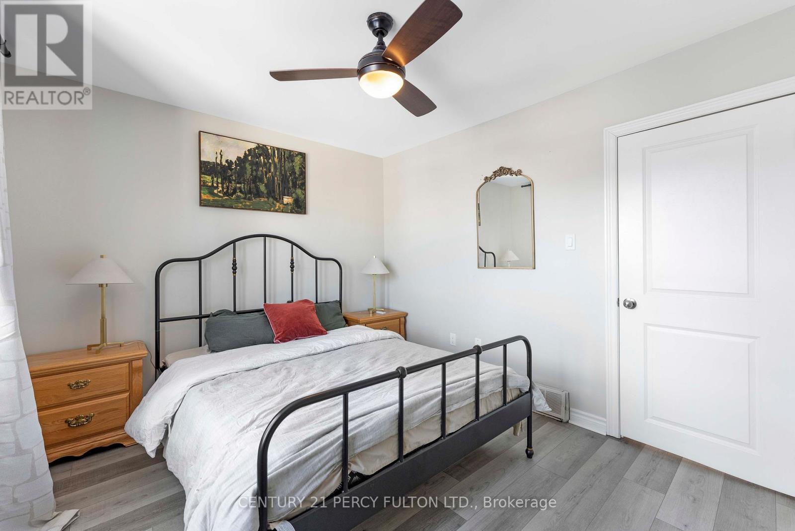 111 Melrose Avenue N, Hamilton, ON - Indoor Photo Showing Bedroom