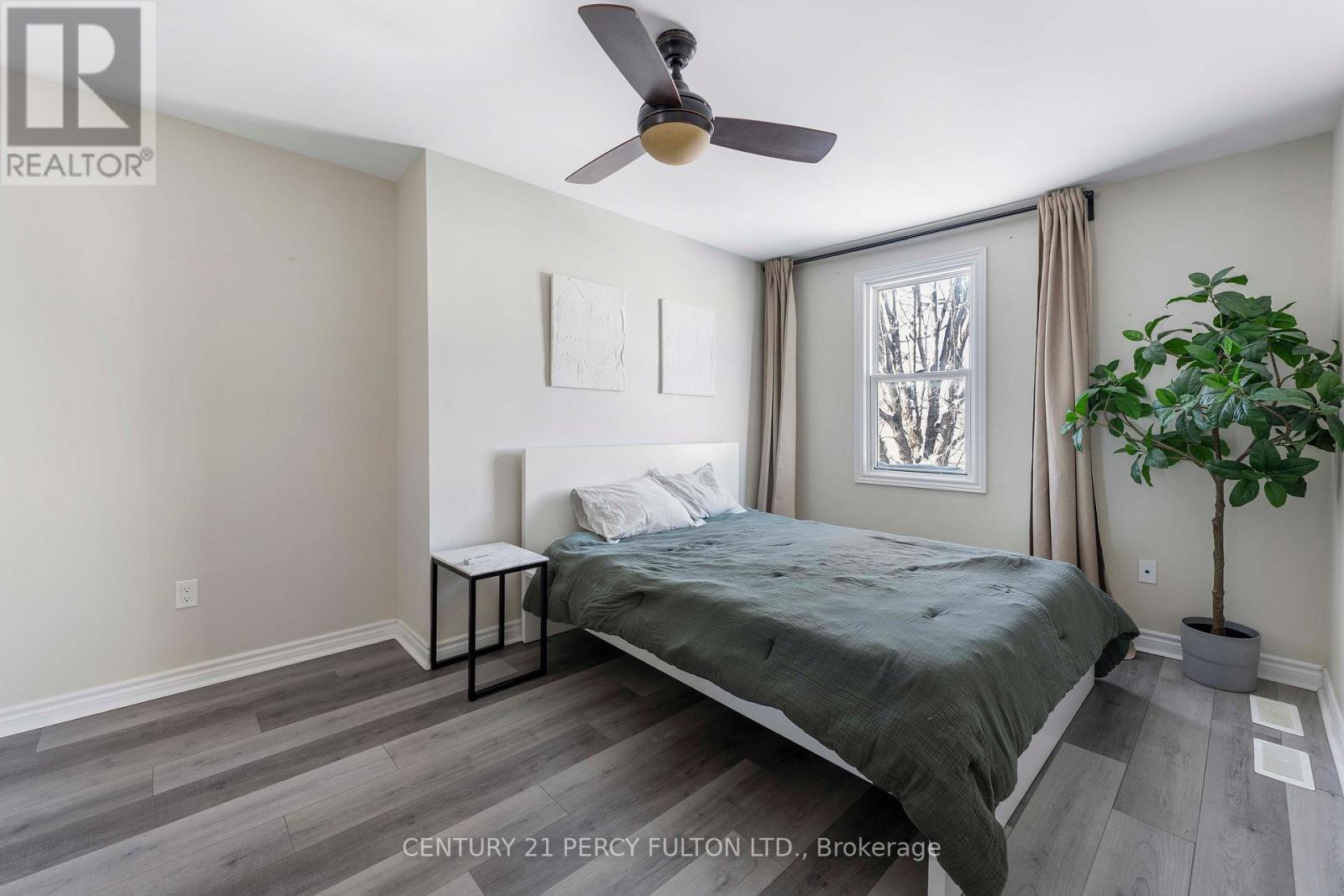111 Melrose Avenue N, Hamilton, ON - Indoor Photo Showing Bedroom