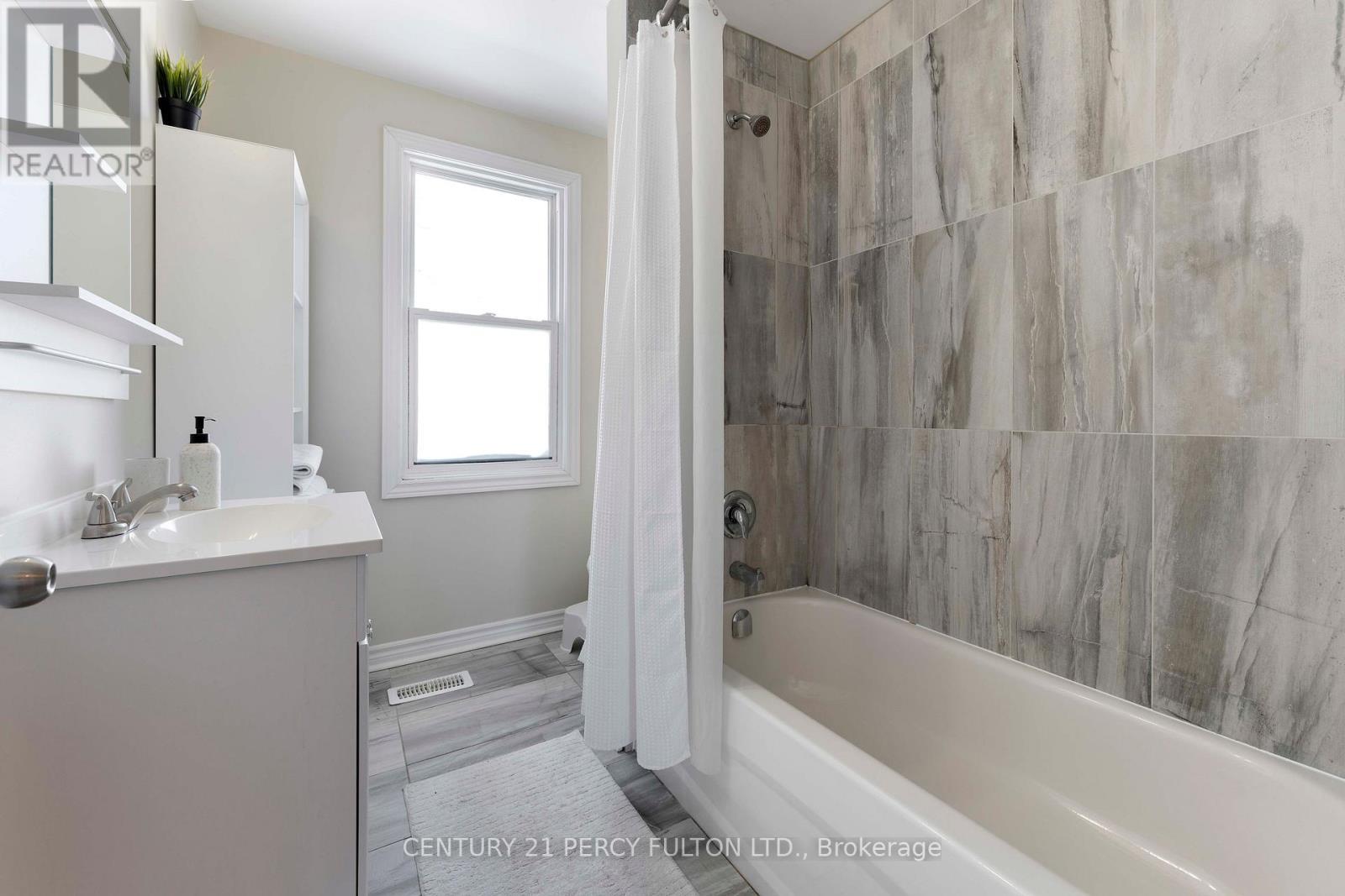 111 Melrose Avenue N, Hamilton, ON - Indoor Photo Showing Bathroom