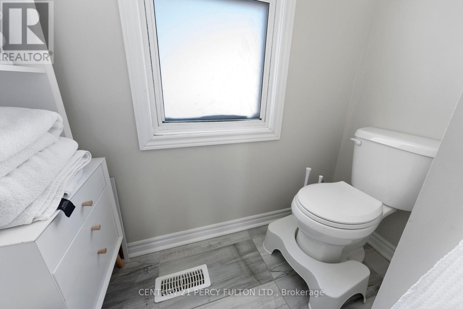 111 Melrose Avenue N, Hamilton, ON - Indoor Photo Showing Bathroom