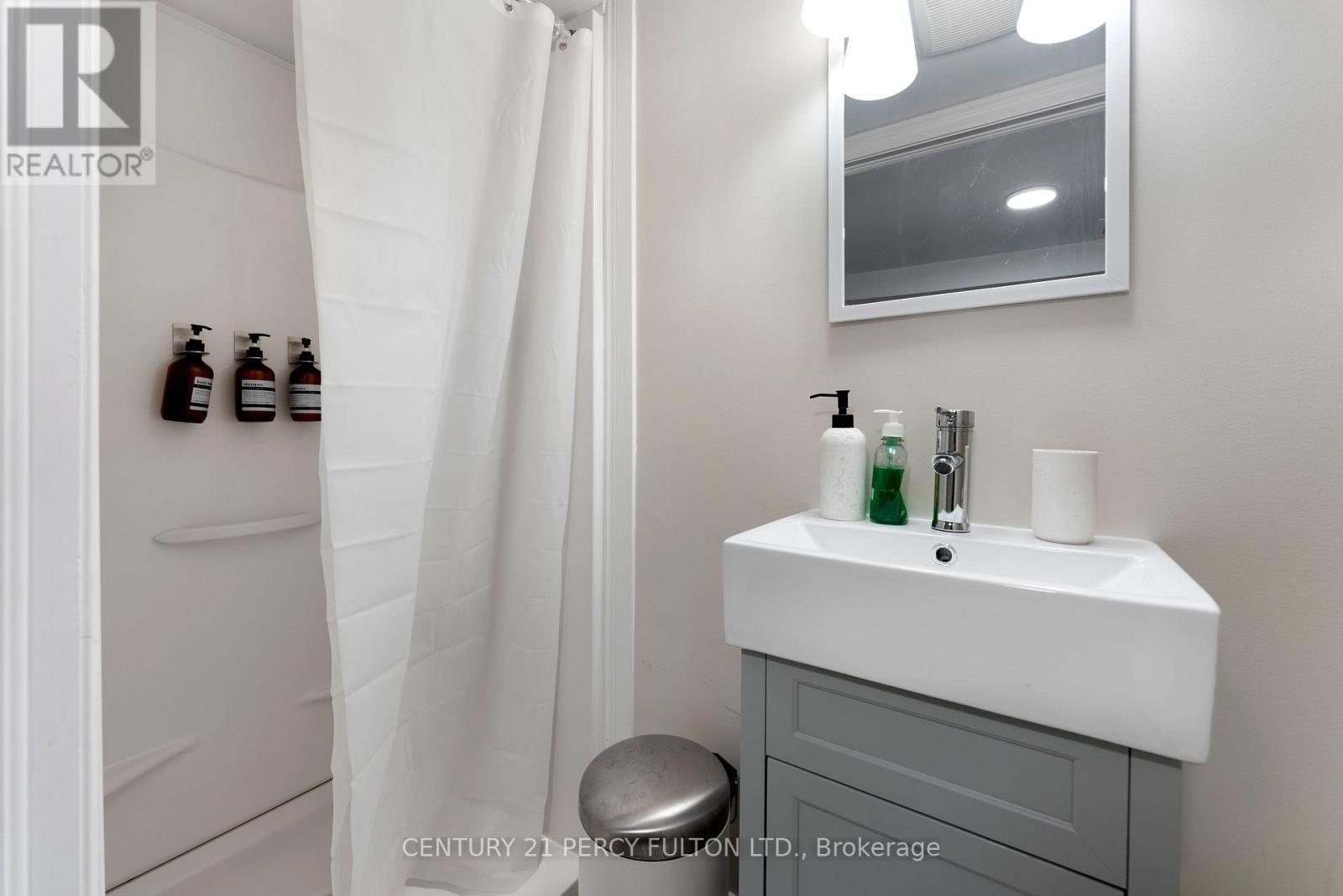111 Melrose Avenue N, Hamilton, ON - Indoor Photo Showing Bathroom