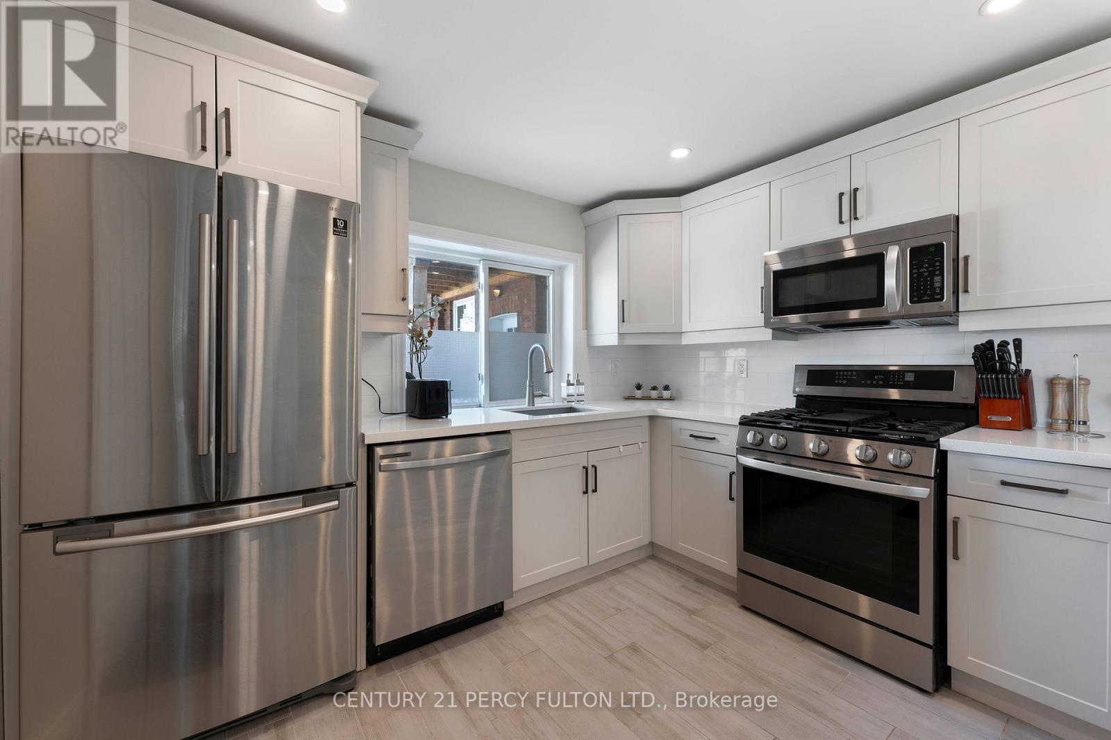 111 Melrose Avenue N, Hamilton, ON - Indoor Photo Showing Kitchen