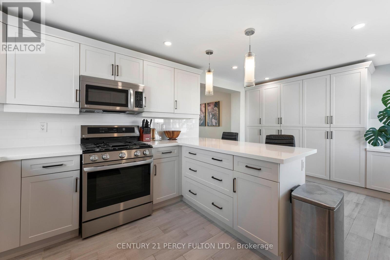 111 Melrose Avenue N, Hamilton, ON - Indoor Photo Showing Kitchen