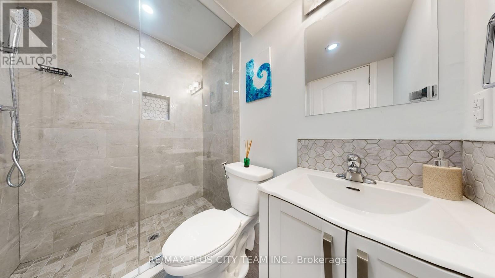 16 Edison Way, Whitby, ON - Indoor Photo Showing Bathroom