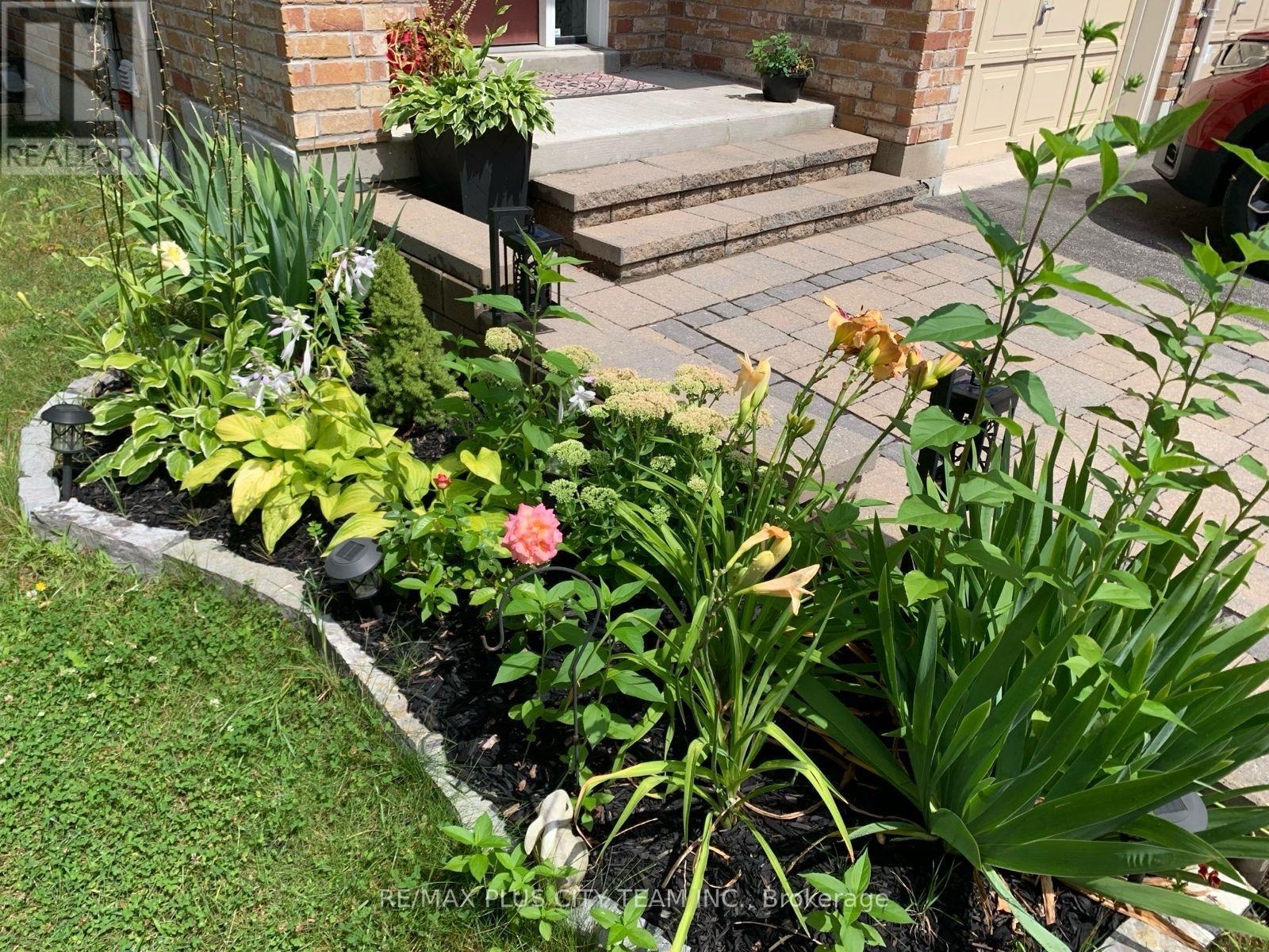 16 Edison Way, Whitby, ON - Outdoor