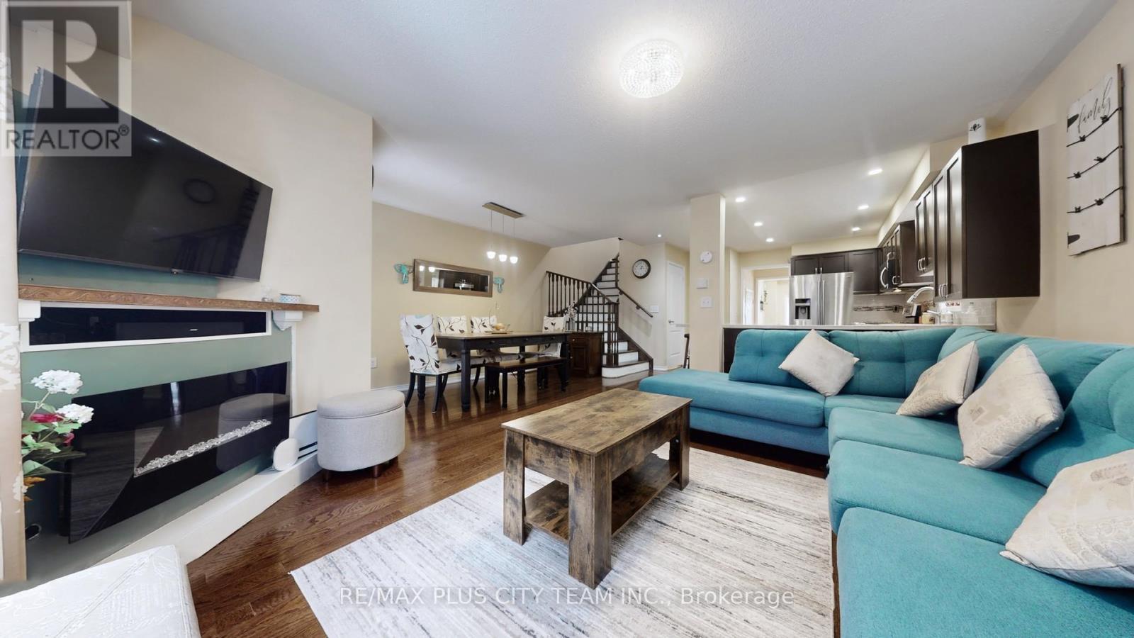 16 Edison Way, Whitby, ON - Indoor Photo Showing Living Room