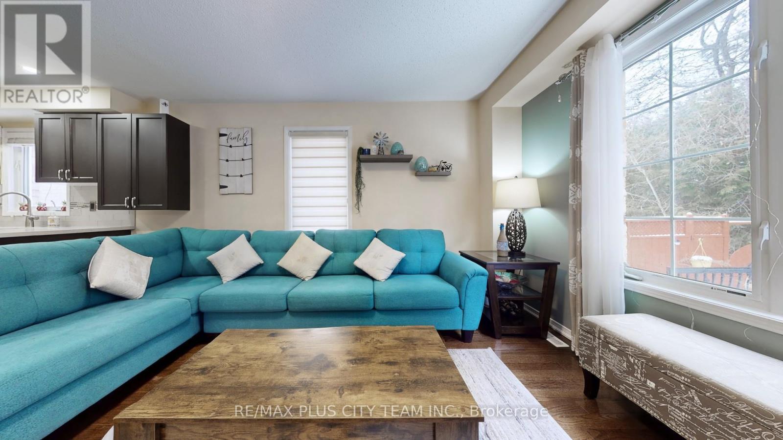16 Edison Way, Whitby, ON - Indoor Photo Showing Living Room
