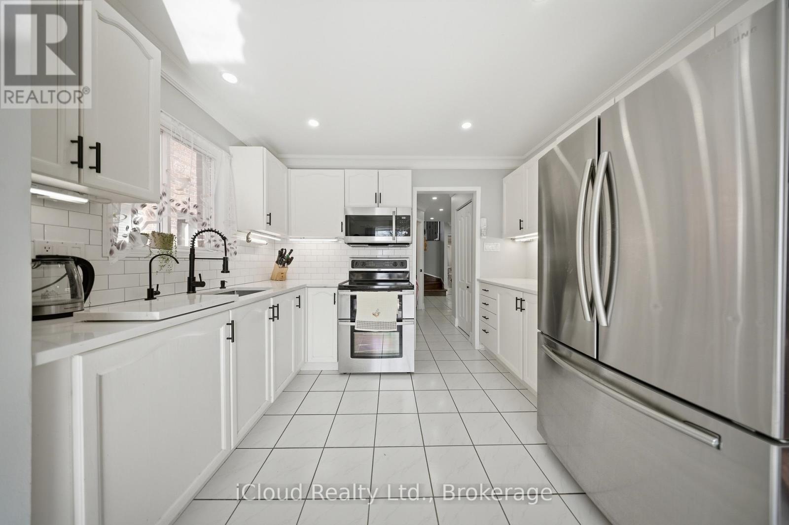 7389 Sandhurst Drive, Mississauga, ON - Indoor Photo Showing Kitchen With Upgraded Kitchen