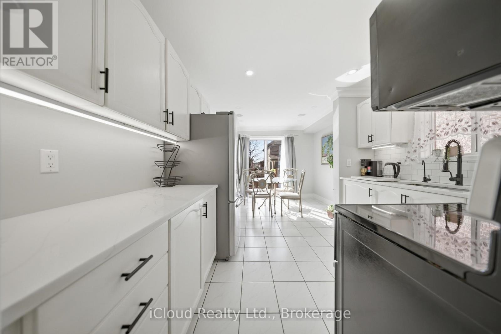 7389 Sandhurst Drive, Mississauga, ON - Indoor Photo Showing Kitchen