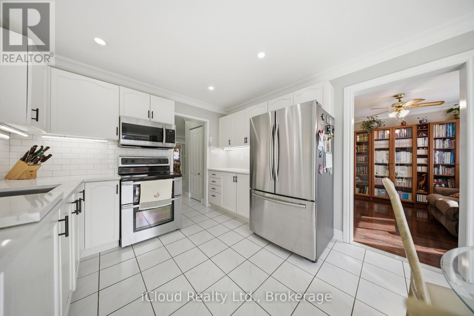 7389 Sandhurst Drive, Mississauga, ON - Indoor Photo Showing Kitchen With Upgraded Kitchen