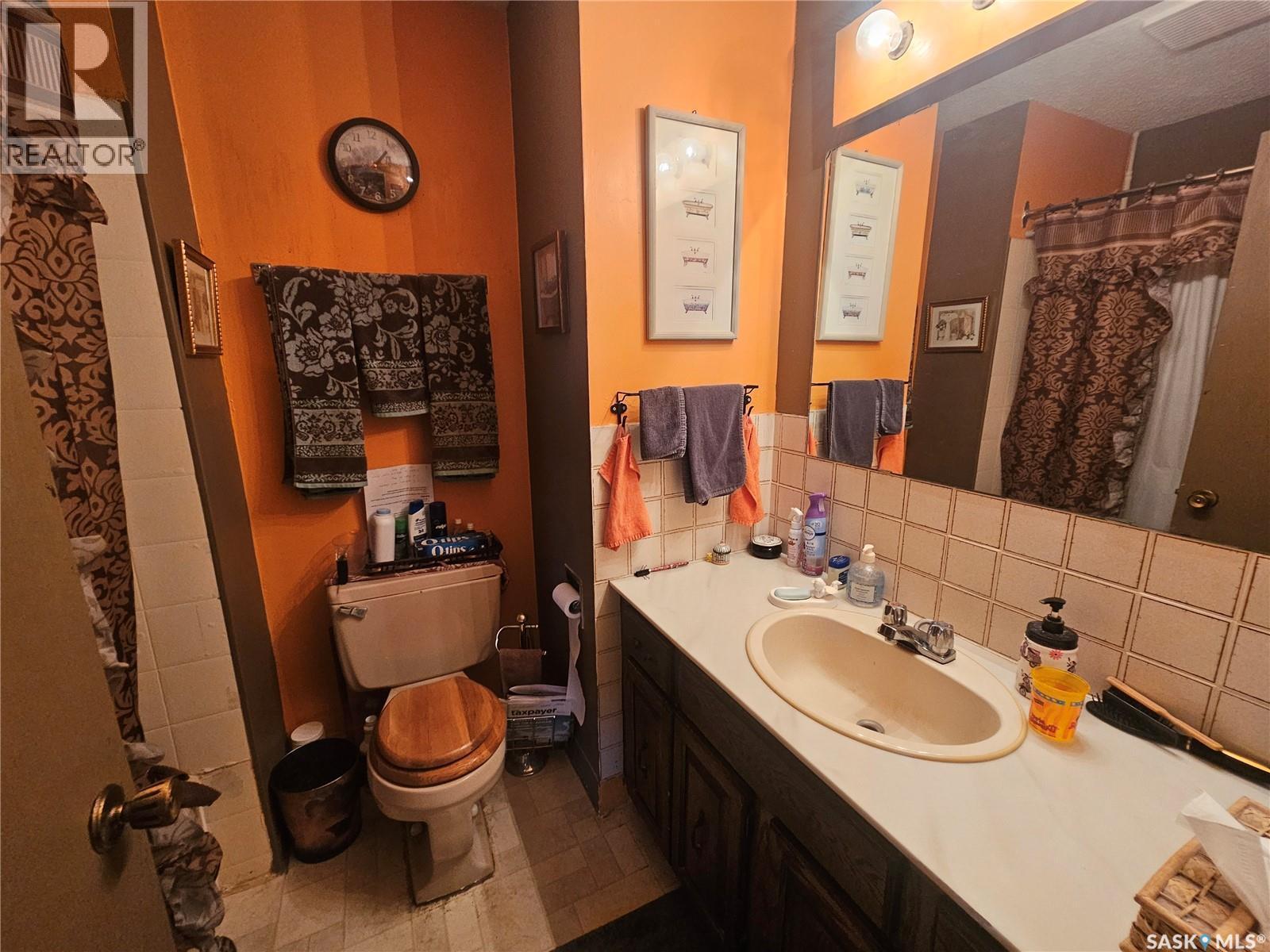 579 Poplar Crescent, Shaunavon, SK - Indoor Photo Showing Bathroom