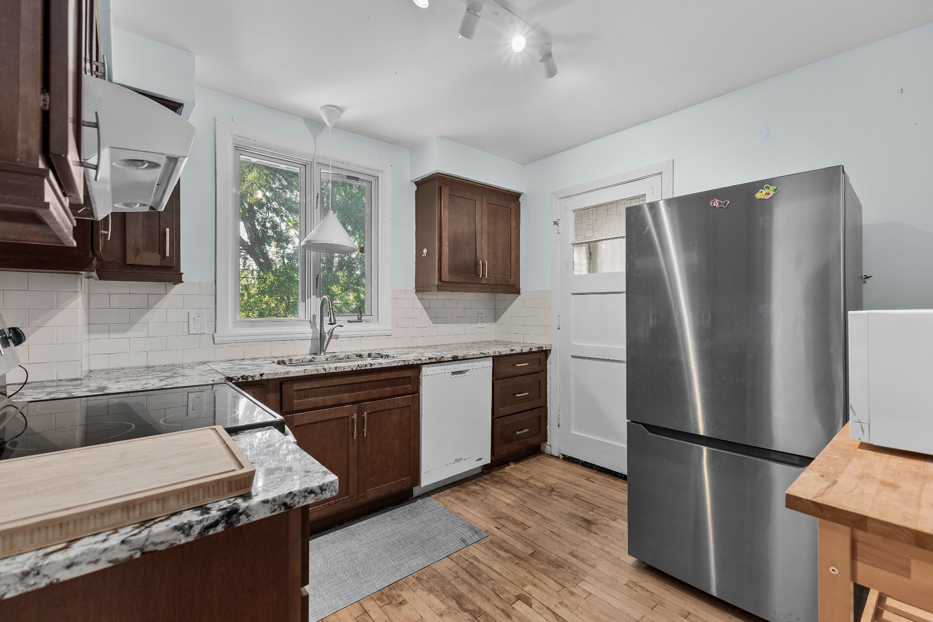 Kitchen - 122 Av. Windcrest, Pointe-Claire, QC - Indoor Photo Showing Kitchen With Upgraded Kitchen