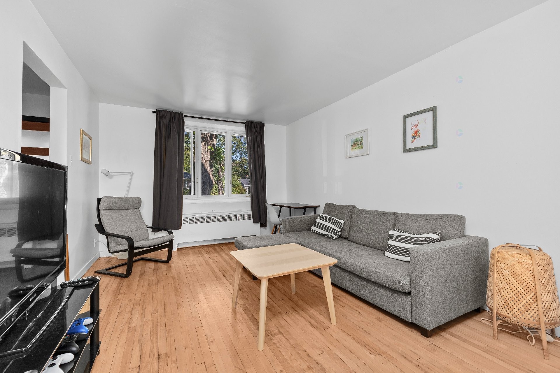 Living Room - 122 Av. Windcrest, Pointe-Claire, QC - Indoor Photo Showing Living Room