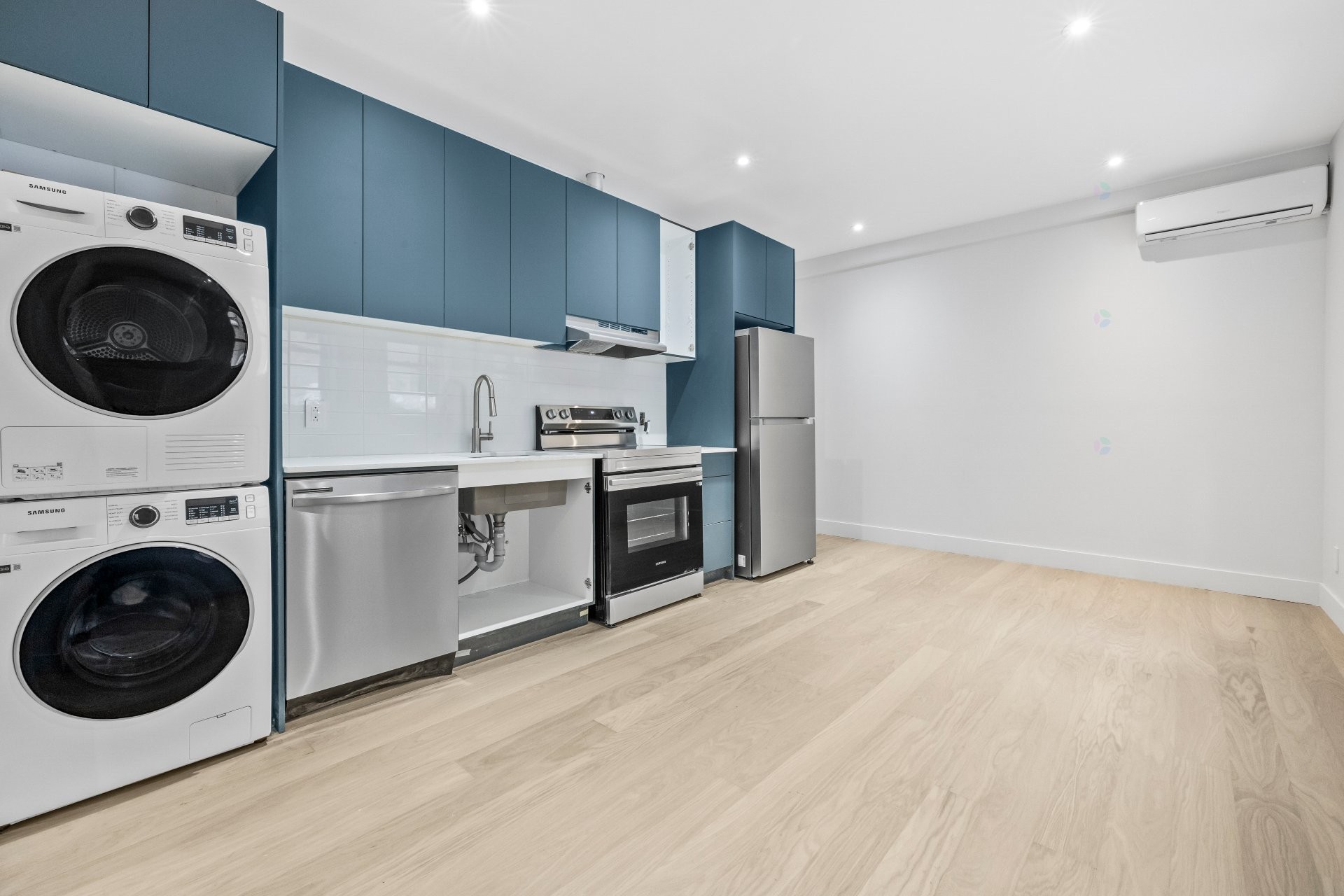 Bachelor - 12-2068 Av. Lincoln, Montréal (Ville-Marie), QC - Indoor Photo Showing Laundry Room