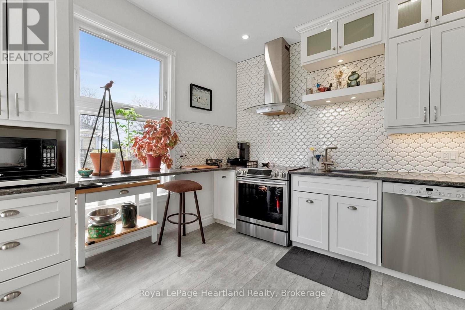 67 Elgin Avenue W, Goderich (Goderich (Town)), ON - Indoor Photo Showing Kitchen With Upgraded Kitchen