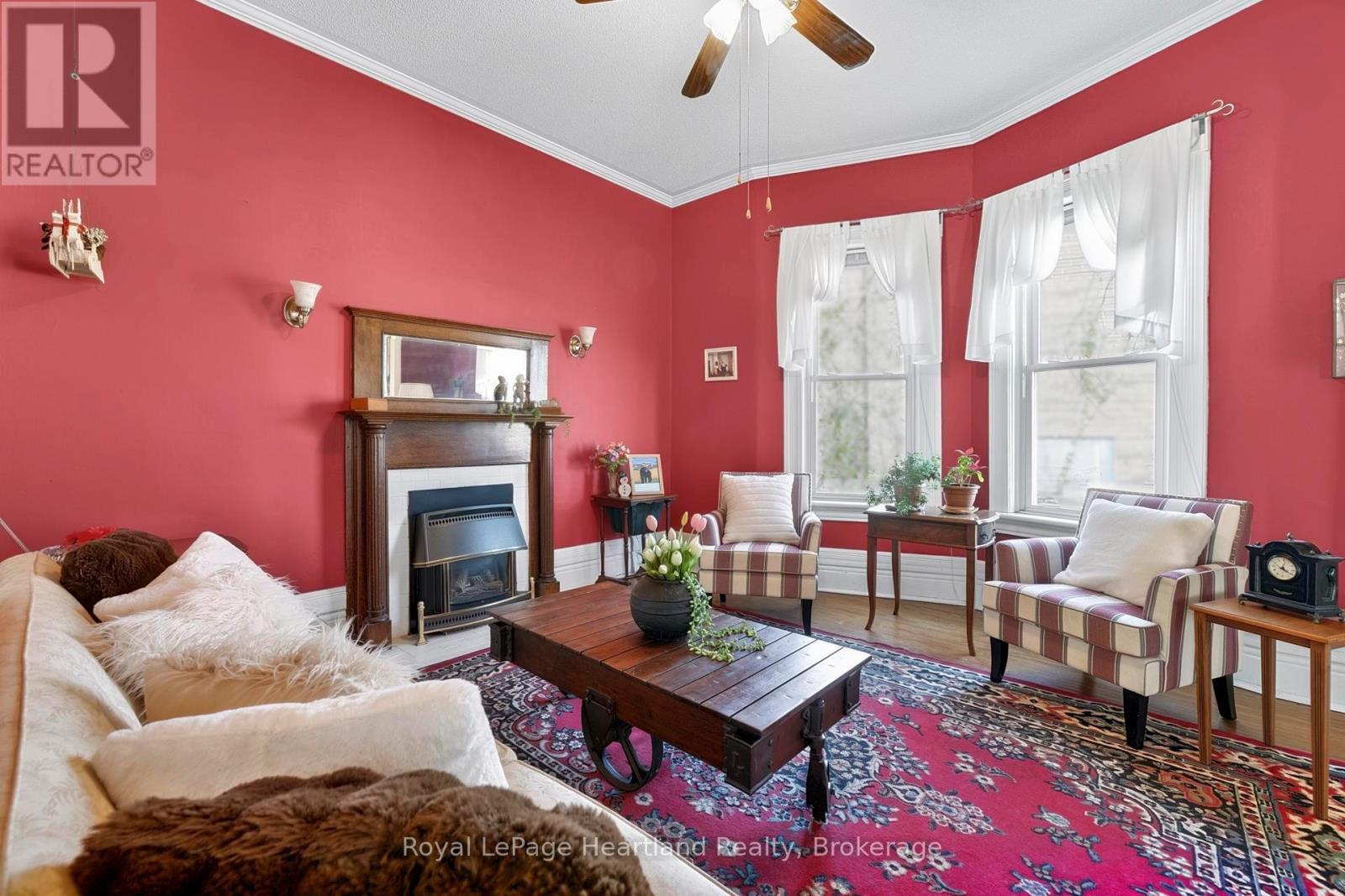 67 Elgin Avenue W, Goderich (Goderich (Town)), ON - Indoor Photo Showing Living Room With Fireplace