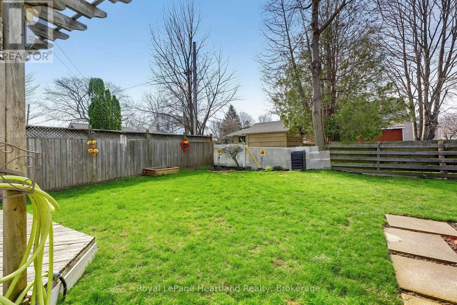 67 Elgin Avenue W, Goderich (Goderich (Town)), ON - Outdoor With Backyard