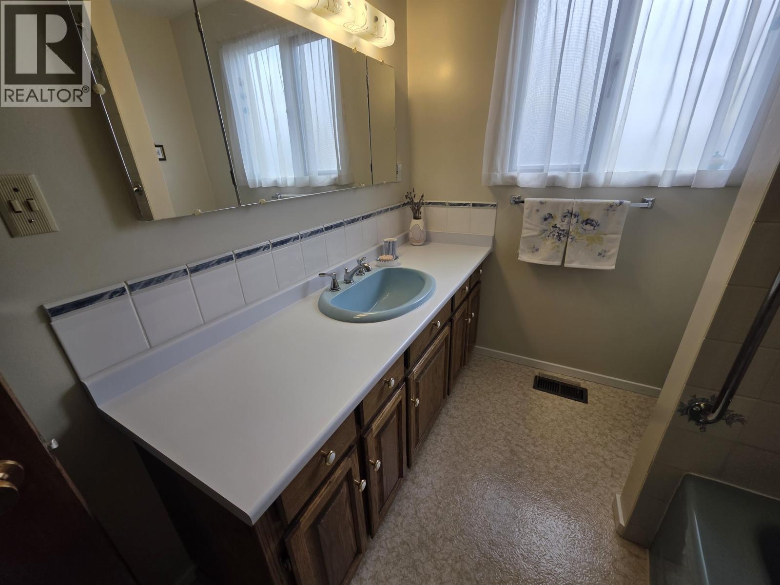 4815 Davis Avenue, Terrace, BC - Indoor Photo Showing Bathroom