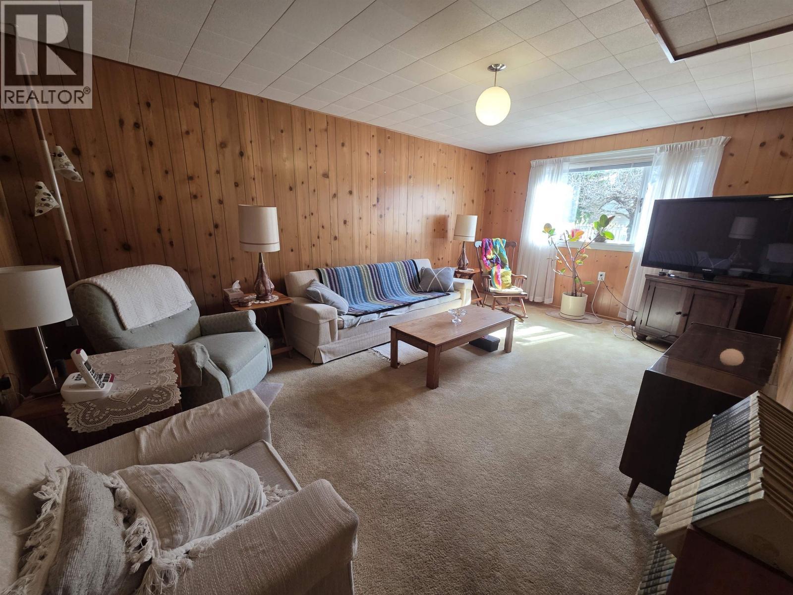 4815 Davis Avenue, Terrace, BC - Indoor Photo Showing Living Room