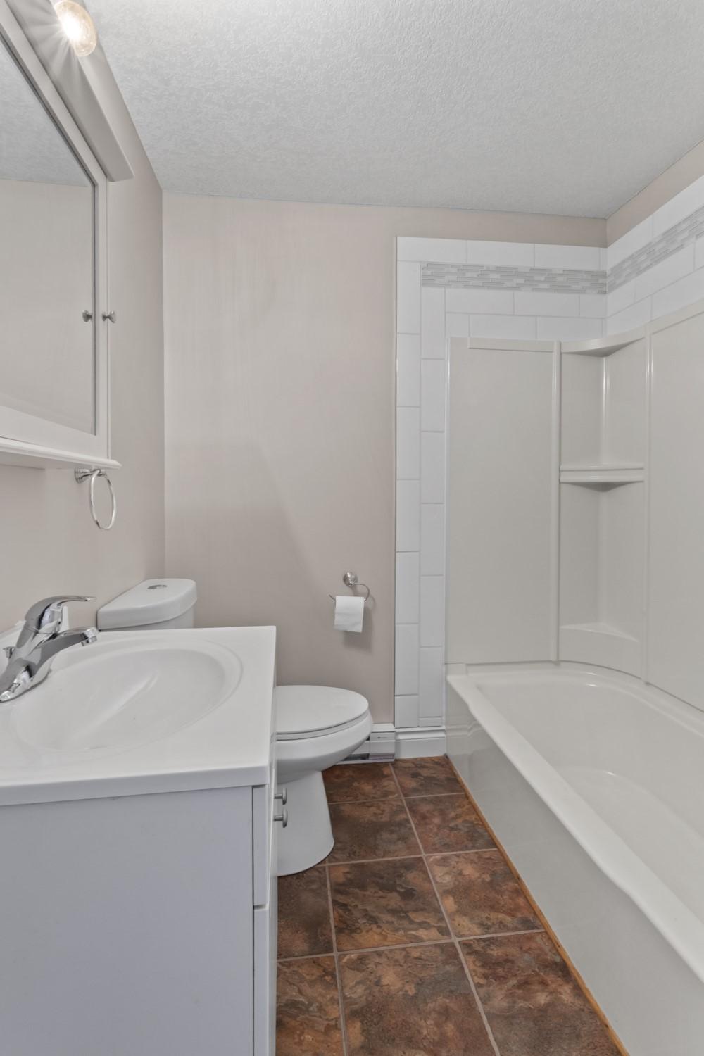415 16Th Avenue, Creston, BC - Indoor Photo Showing Bathroom