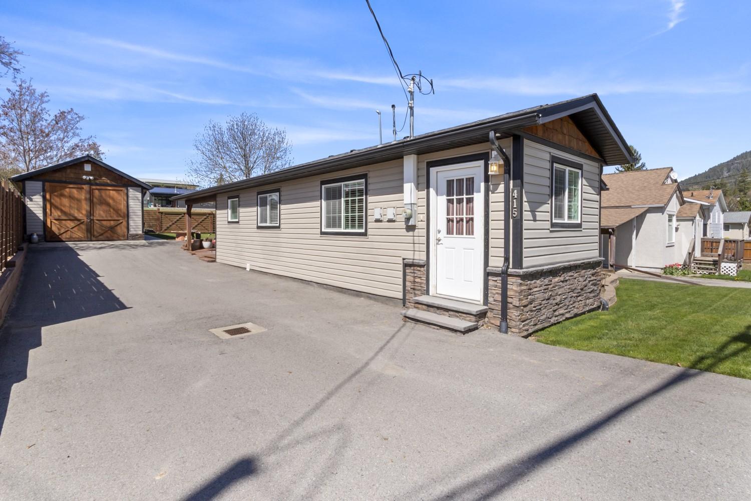 415 16Th Avenue, Creston, BC - Outdoor
