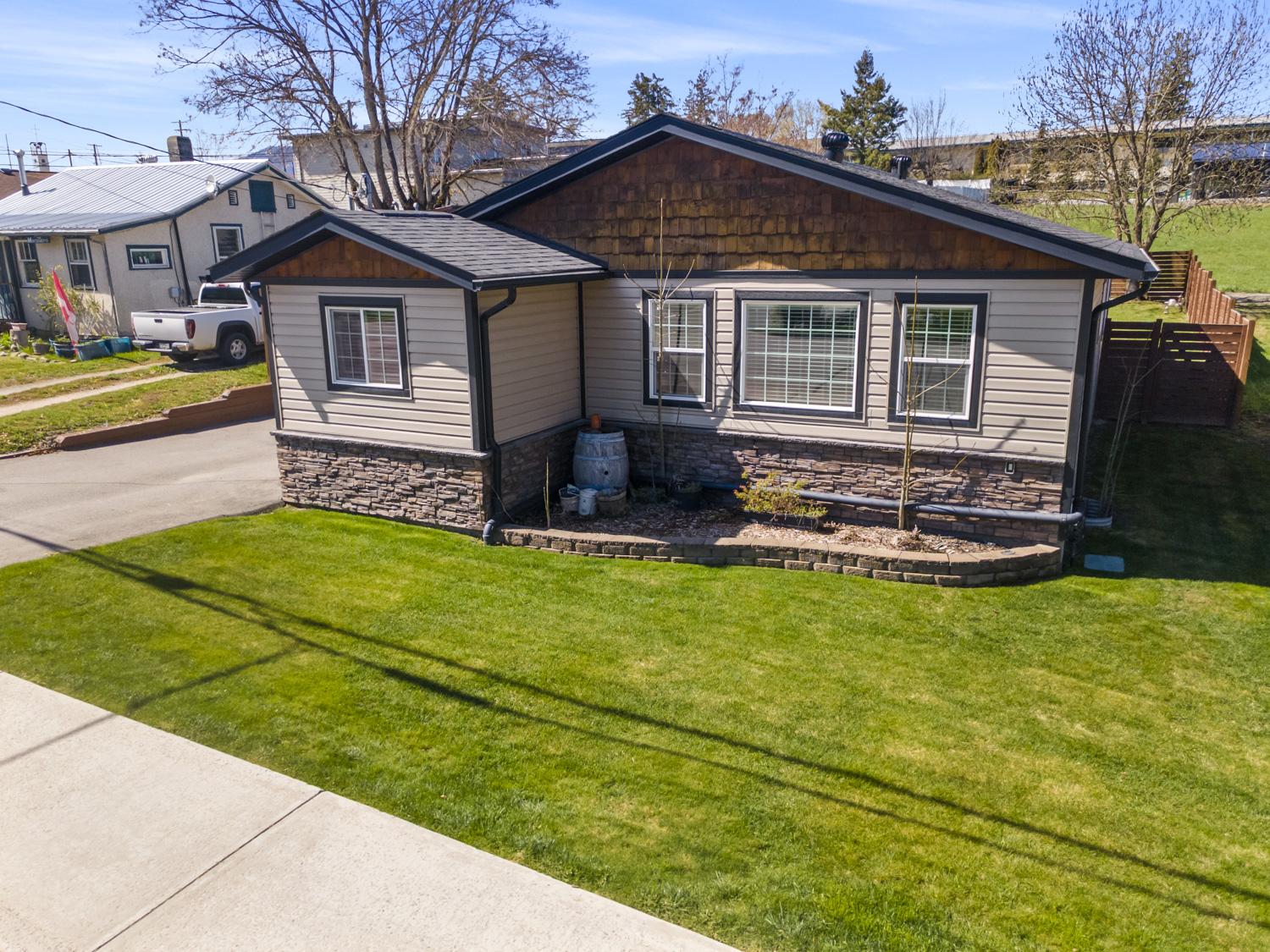 415 16Th Avenue, Creston, BC - Outdoor
