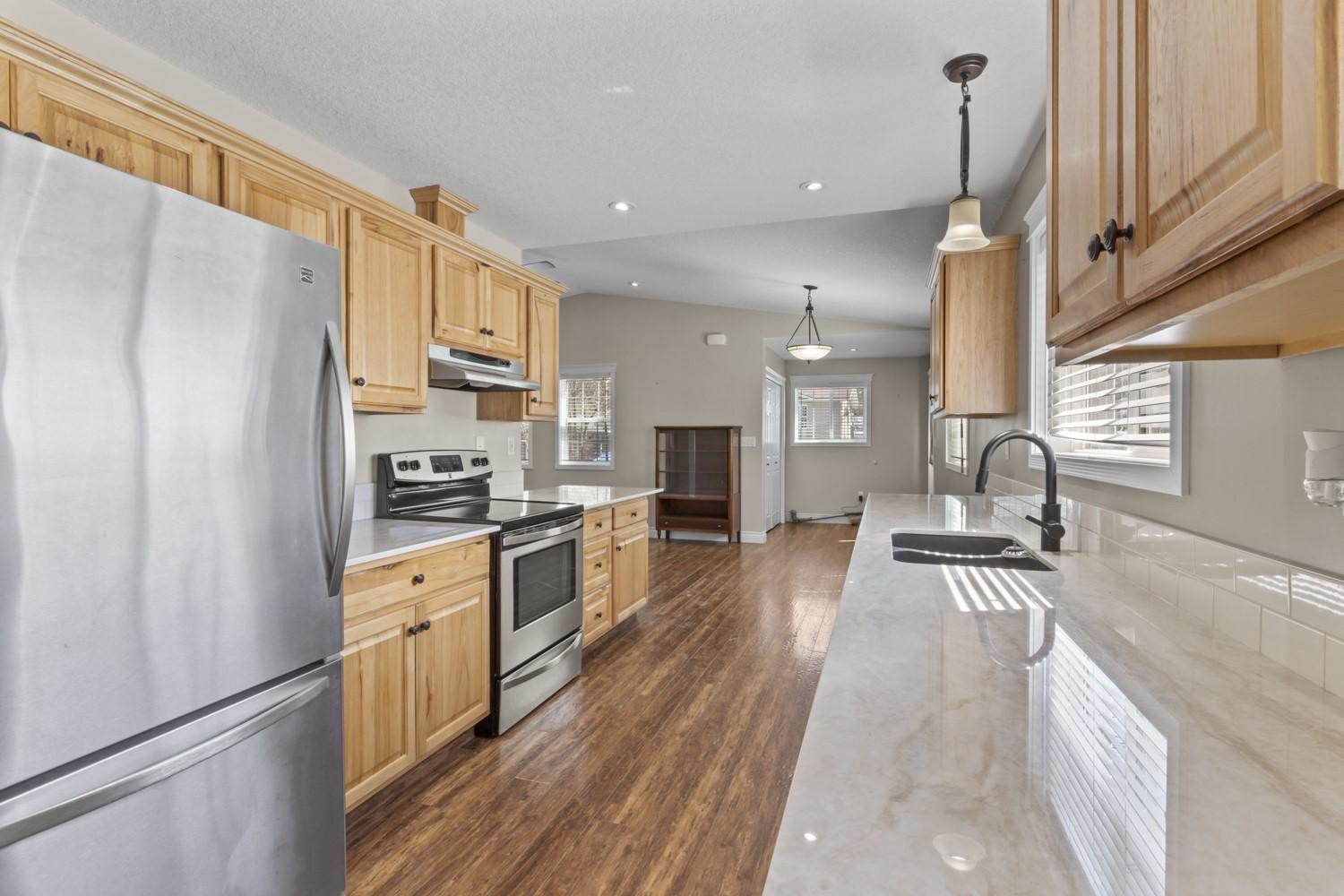 415 16Th Avenue, Creston, BC - Indoor Photo Showing Kitchen With Double Sink
