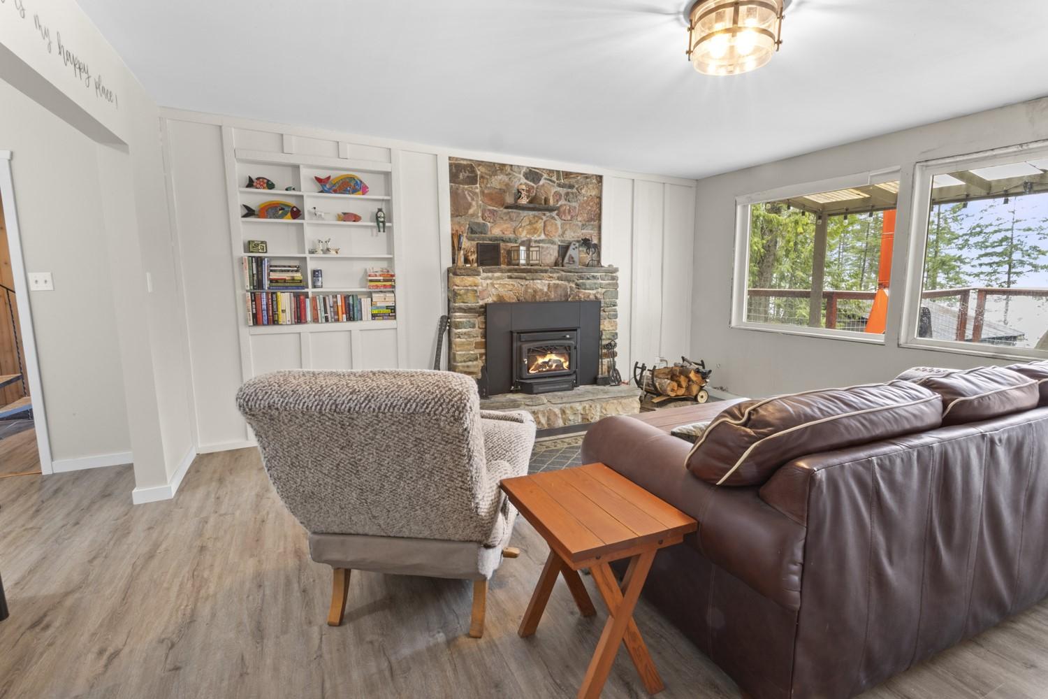 13507 3A Highway, Boswell, BC - Indoor Photo Showing Living Room With Fireplace
