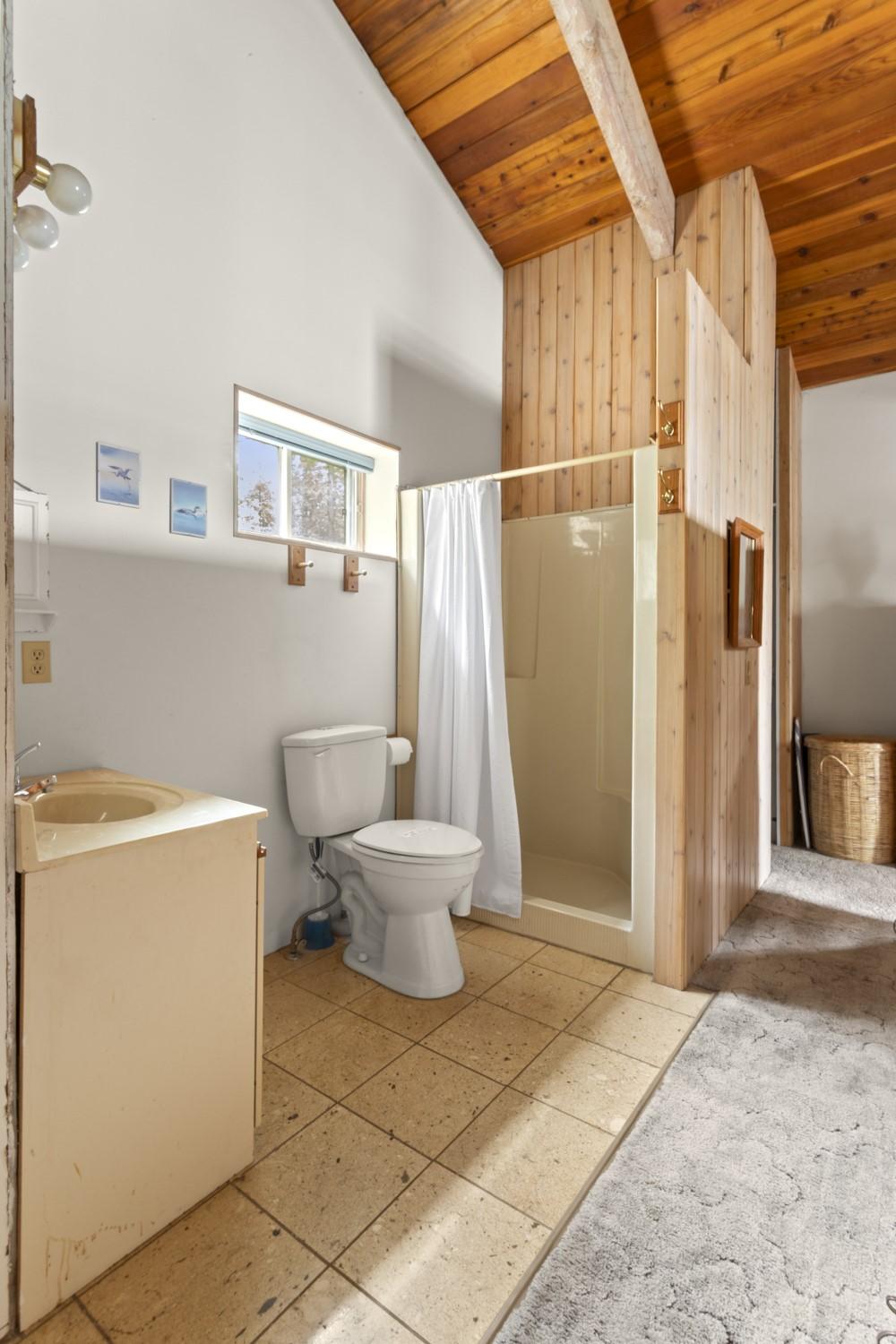 13507 3A Highway, Boswell, BC - Indoor Photo Showing Bathroom