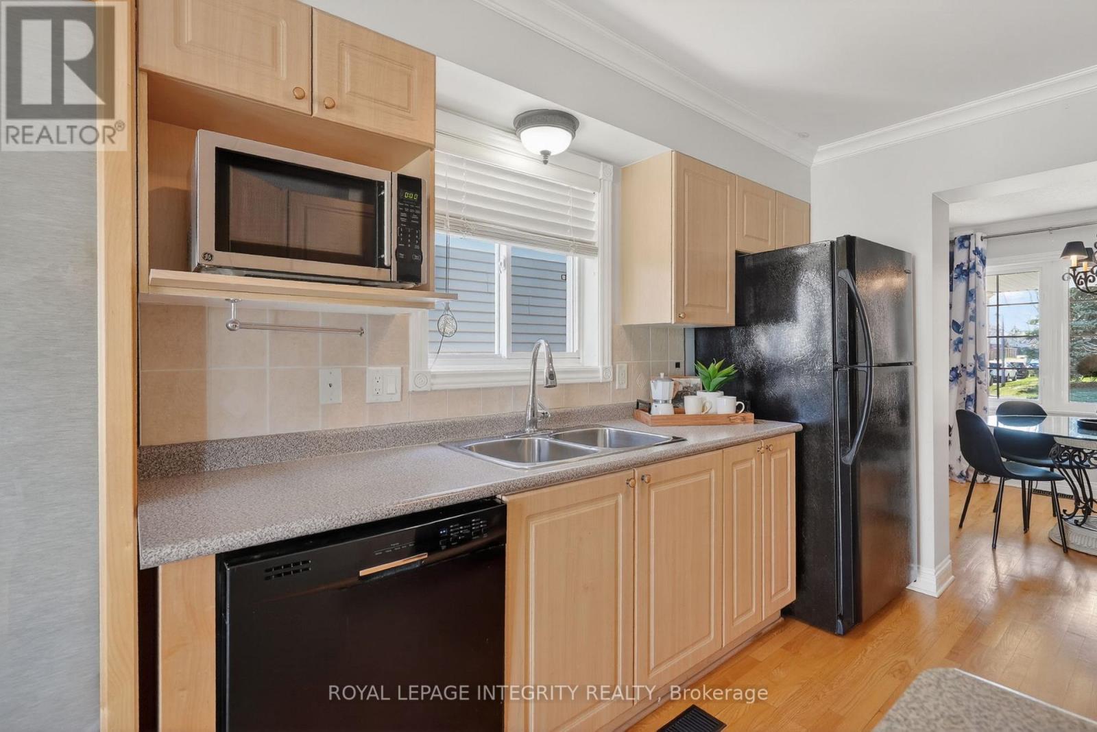 33 Grammercy Park, Ottawa, ON - Indoor Photo Showing Kitchen With Double Sink