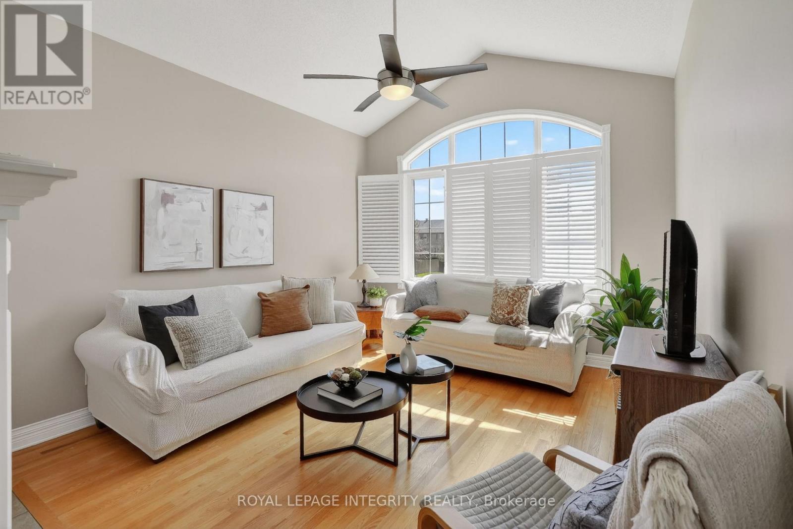 33 Grammercy Park, Ottawa, ON - Indoor Photo Showing Living Room