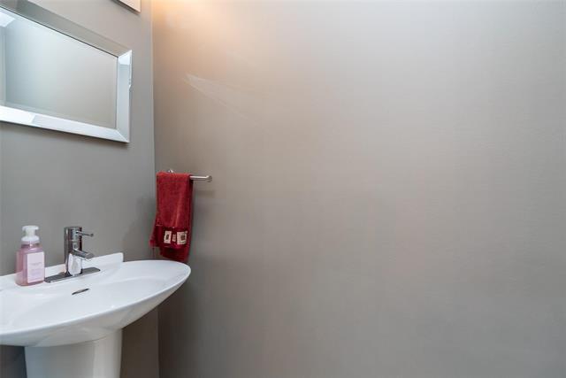 1212 Diplomat Dr, Winnipeg, MB