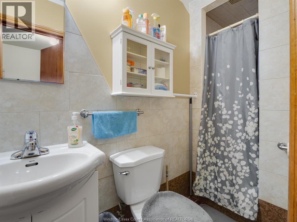 401 Parent, Windsor, ON - Indoor Photo Showing Bathroom