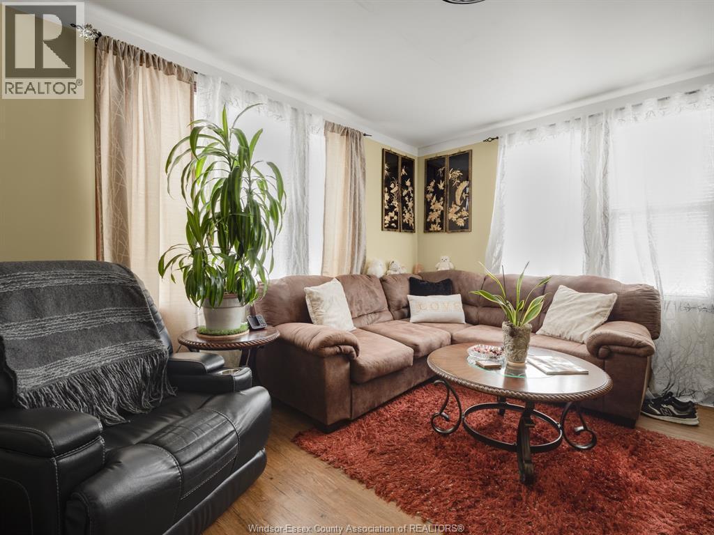 401 Parent, Windsor, ON - Indoor Photo Showing Living Room