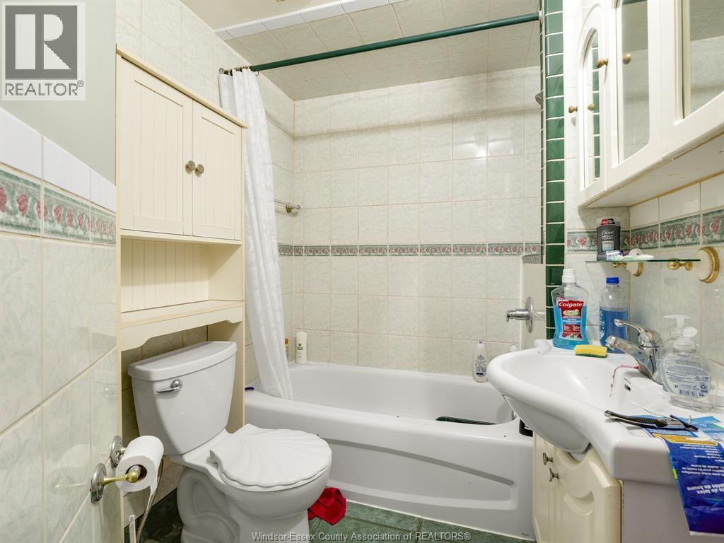 401 Parent, Windsor, ON - Indoor Photo Showing Bathroom