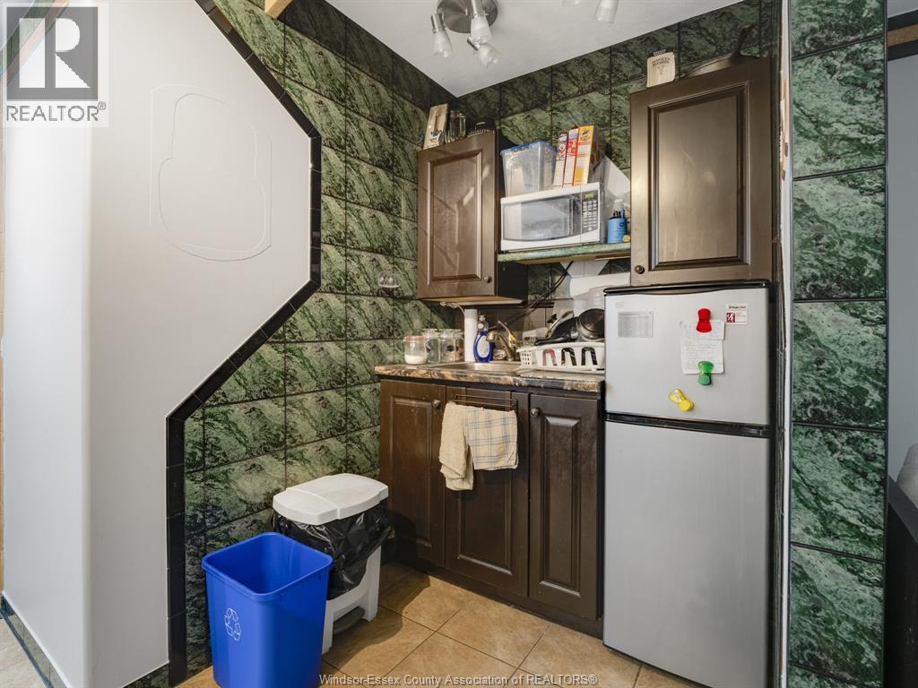 401 Parent, Windsor, ON - Indoor
